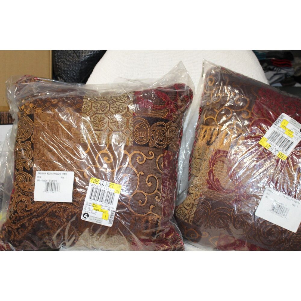 2 Galleri Square Red 18*18 Pillows (NEW)